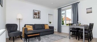 2 Bedroom House-Free Parking- by Holiday Homes