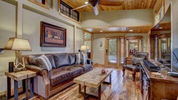 Televisión, chimenea y estéreo