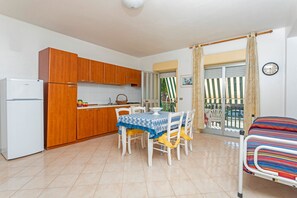 Geladeira, cooktop, talheres/pratos/utensílios de cozinha