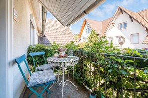 Outdoor dining - Holiday Home 'Alte Schmiede Ferienhaus Dorfbach' with Shared Terrace, Garden and Wi-Fi (Lahr/Schwarzwald)