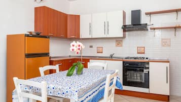 Kühlschrank, Herdplatte, Kochgeschirr/Geschirr/Besteck