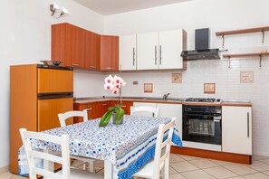 Geladeira, cooktop, talheres/pratos/utensílios de cozinha