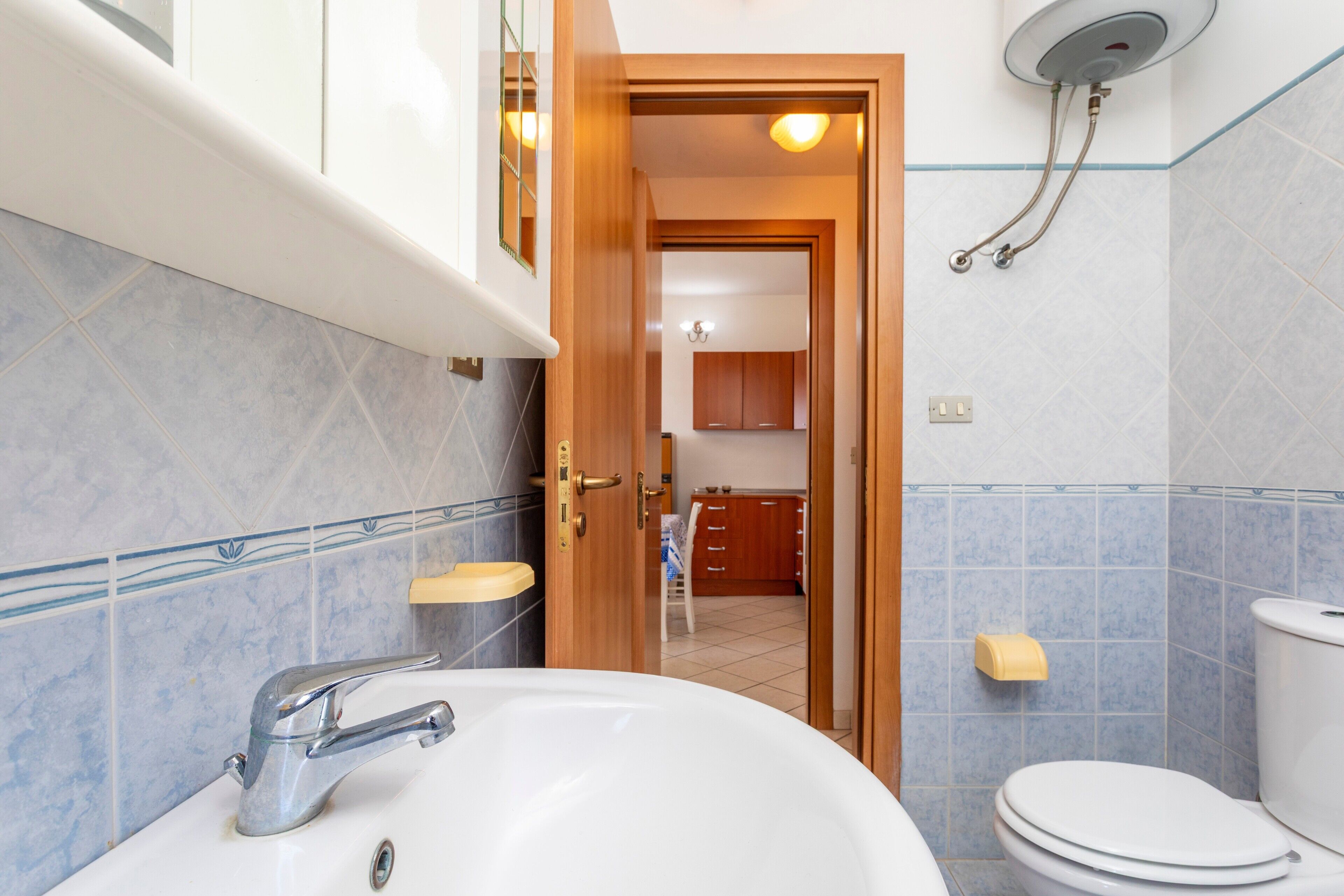 Une salle de bain avec un lavabo, des toilettes et une douche.