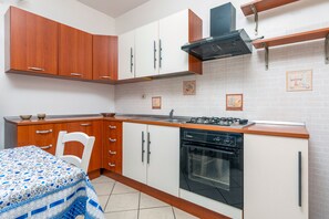 Geladeira, cooktop, talheres/pratos/utensílios de cozinha