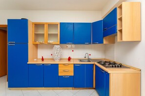 Geladeira, cooktop, talheres/pratos/utensílios de cozinha