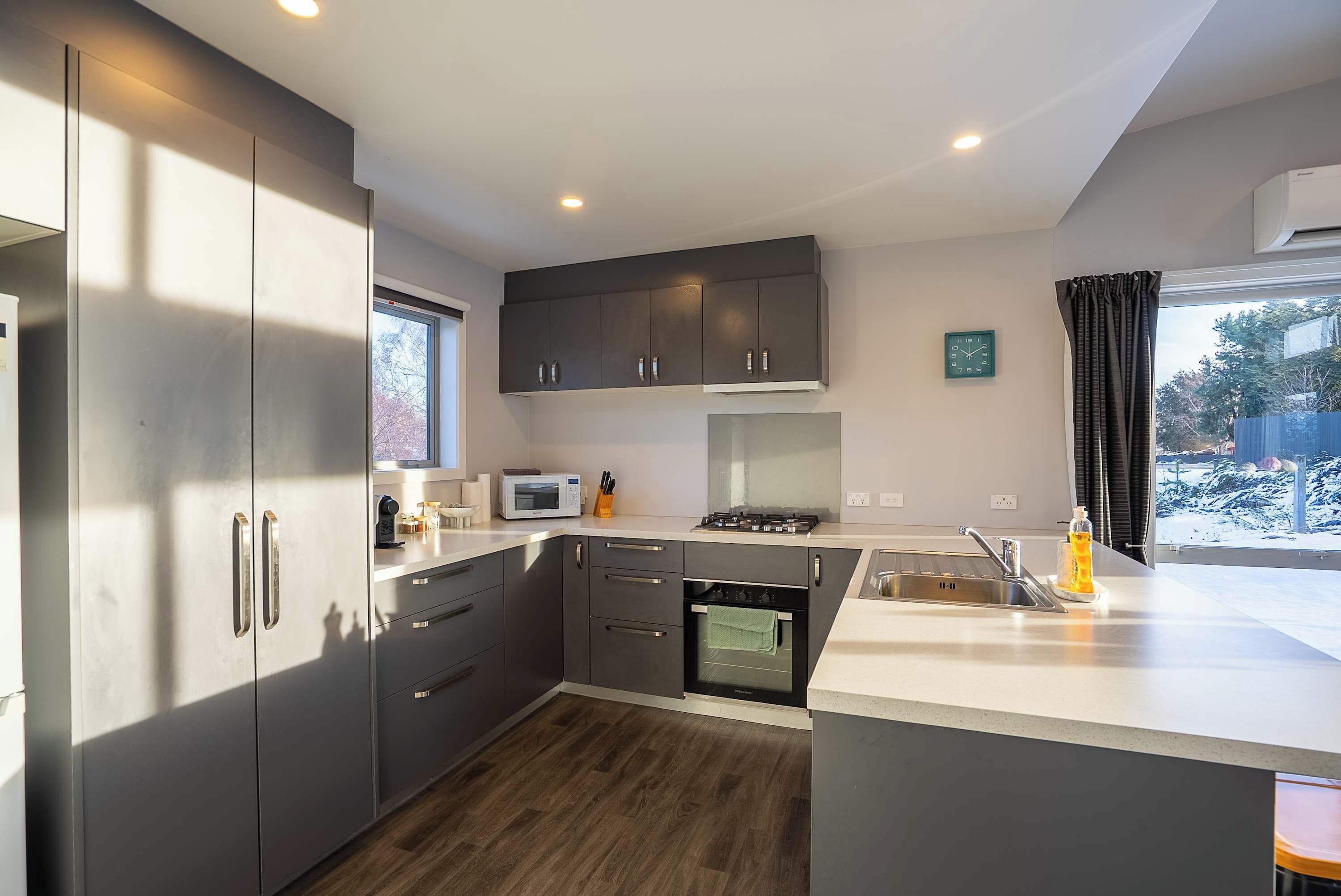 Een koelkast, een microgolfoven, een kookplaat