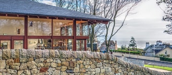 Massney - sleeps 6 guests  in 2 bedrooms