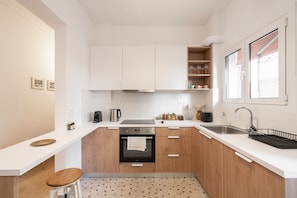 Kühlschrank, Mikrowelle, Ofen, Wasserkocher mit Kaffee-/Teezubehör