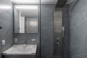 Douche, sèche-cheveux, serviettes fournies