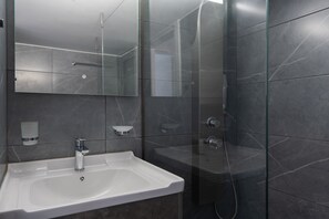 Shower, hair dryer, towels, soap - 2BD Spacious Apt in Petralona Near Metro (Athens)