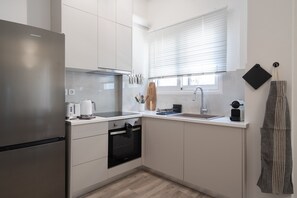 Fridge, stovetop, coffee/tea maker, electric kettle