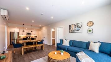 Smart TV, books, stereo, offices