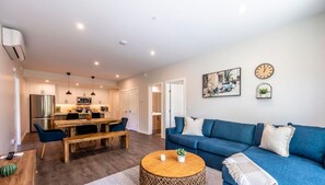 Smart TV, books, stereo, offices