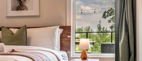 2 habitaciones, escritorio y tabla de planchar con plancha