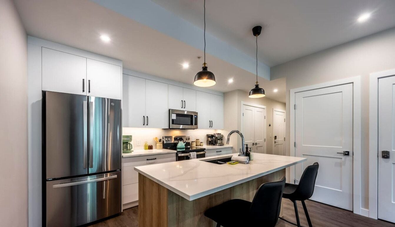 Refrigerador, microondas, horno y parrilla de estufa 