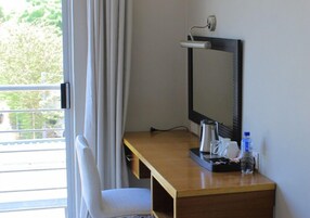 Caja de seguridad en la habitación y escritorio 