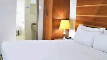 Habitació doble Comfort, vistes a la ciutat | Caixa forta a l'habitació i escriptori