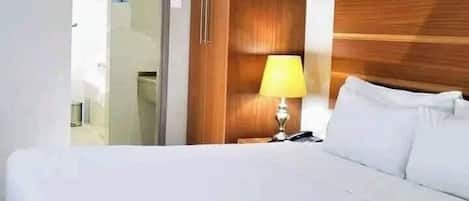 Comfort-Doppelzimmer, Stadtblick | Zimmersafe, Schreibtisch, laptopgeeigneter Arbeitsplatz