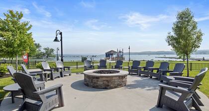 Condo| | Seasonal Hot Tub | Pool | Restaurant | Canandaigua Lake