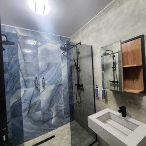 Suite familiar, vistas al patio | Baño | Jabón, champú y papel higiénico