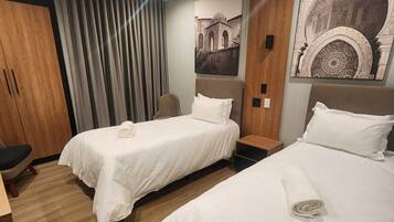 Standaard kamer, 1 twee- of 2 eenpersoonsbedden | Een bureau, een laptopwerkplek, gratis wifi