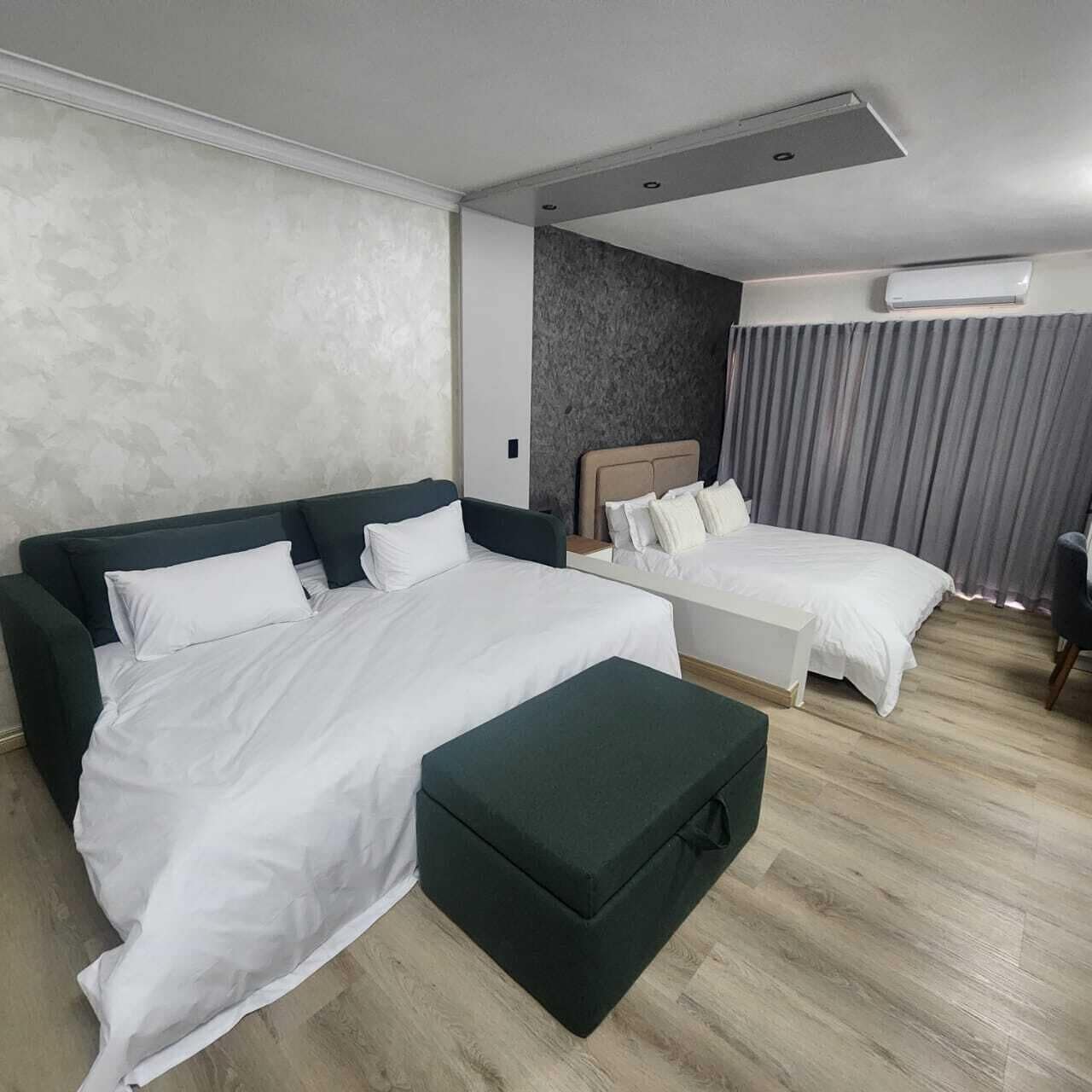 Suite Keluarga, pemandangan halaman | Meja kerja, ruang kerja ramah laptop, dan Wi-Fi gratis