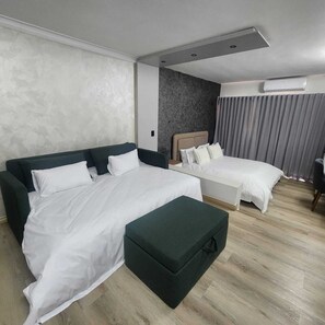 Familiesuite, bakgårdsutsikt | Skrivebord, skrivebord for bærbar PC og wi-fi (inkludert)