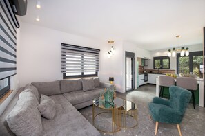 Smart TV - Glafkos house with pool near the beach (Daratsos)