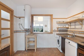 Køleskab, mikrobølgeovn, ovn, kogeplade