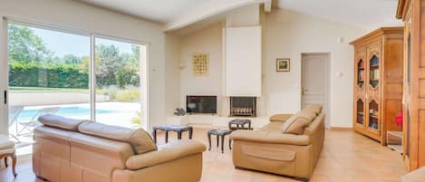 TV, fireplace