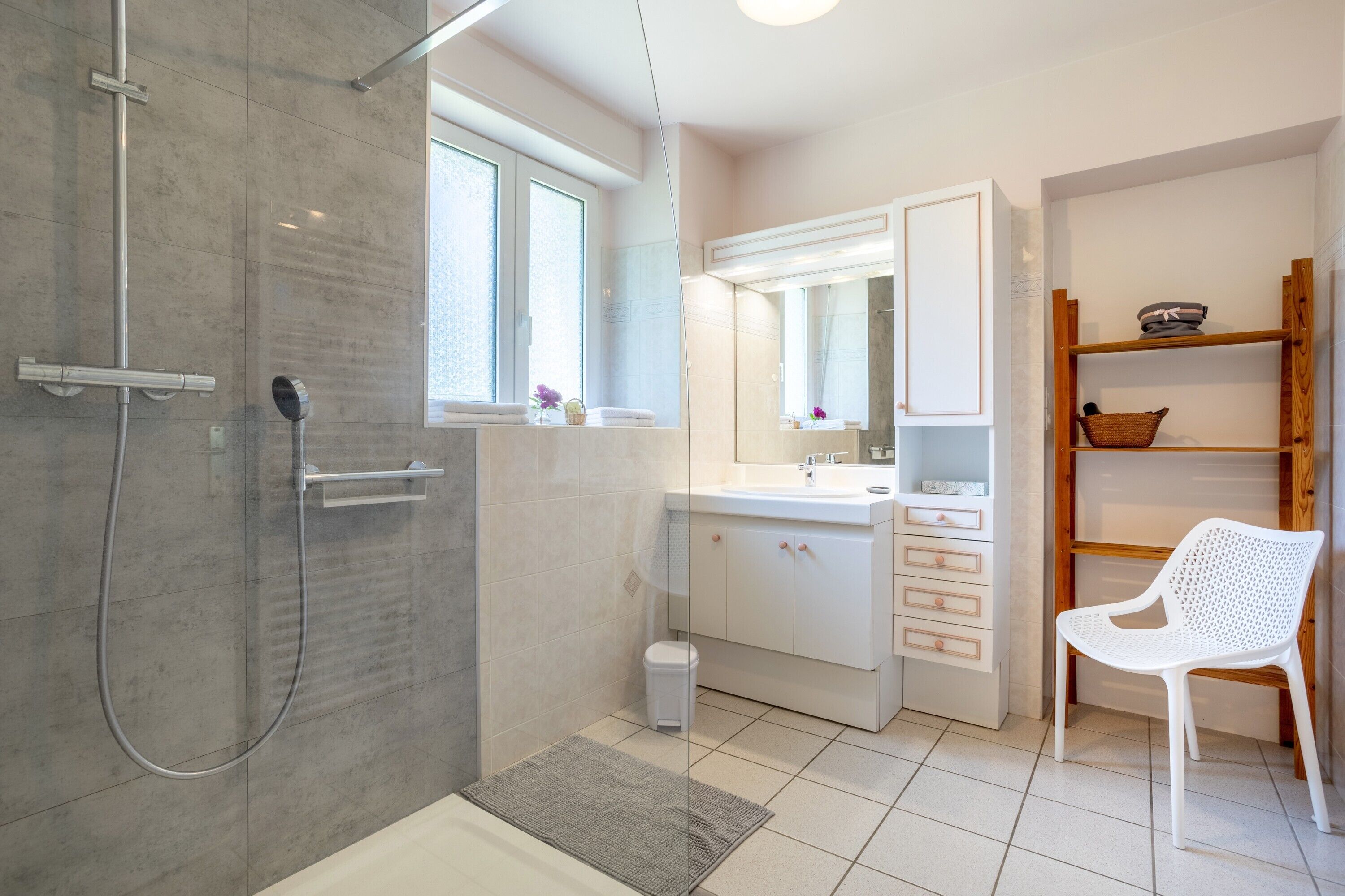 Een douche, een haardroger, handdoeken