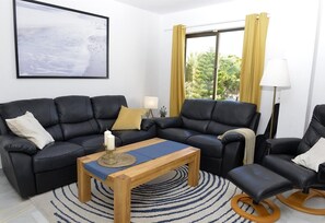 TV, DVD player, stereo - Holiday Home 'Beachside Penthouse' with Sea View, Wi-Fi and Air Conditioning (La Cala de Mijas)