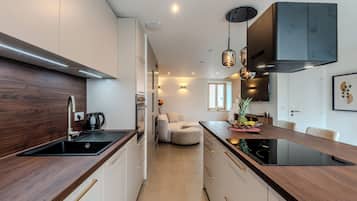 Microonde, forno, piano cottura, lavastoviglie