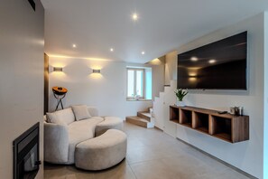 Smart TV, fireplace