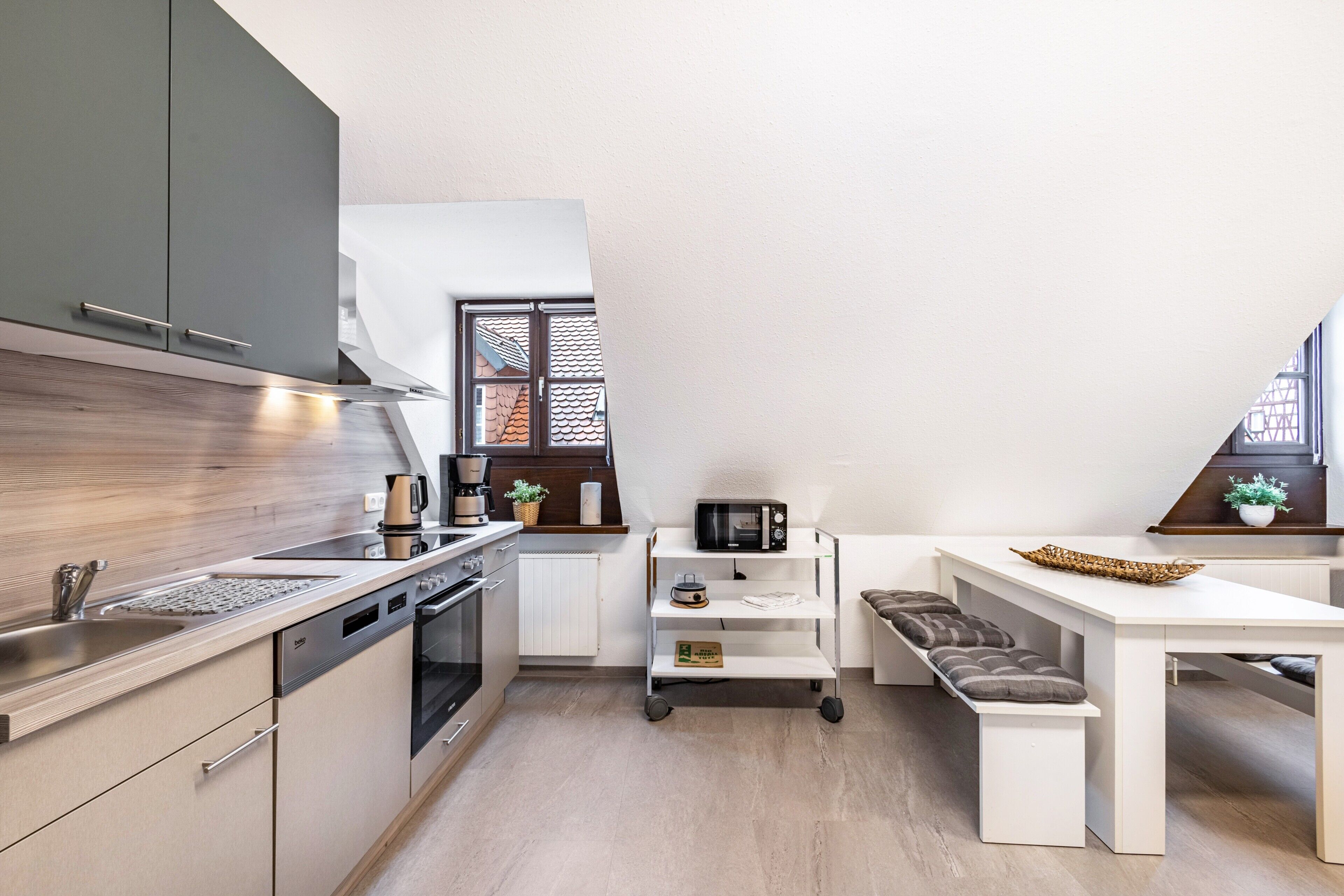 Frigorifero, microonde, forno, piano cottura