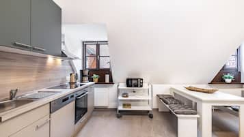 Frigorifero, microonde, forno, piano cottura