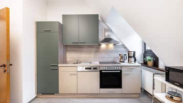 Jääkaappi, mikroaaltouuni, uuni, liesi