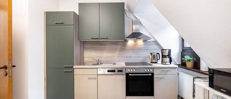 Kjøleskap, mikrobølgeovn, ovn og kokeplater