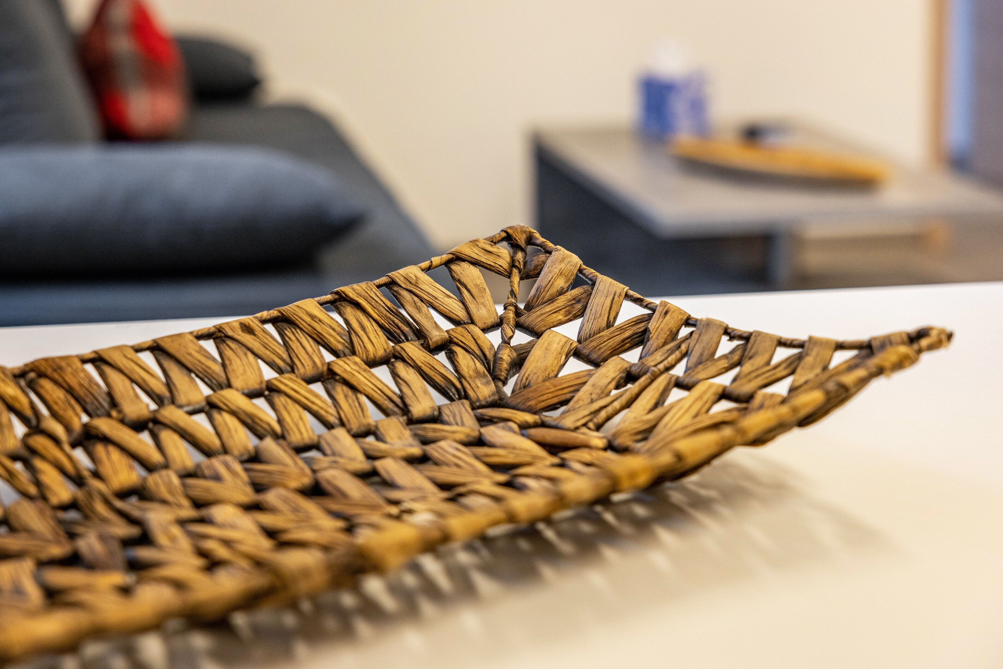 Un panier tressé sur une table.