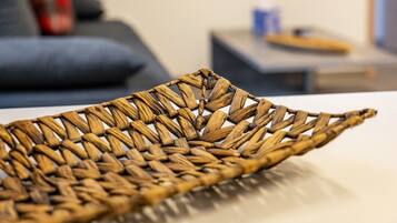 Un panier tressé sur une table.