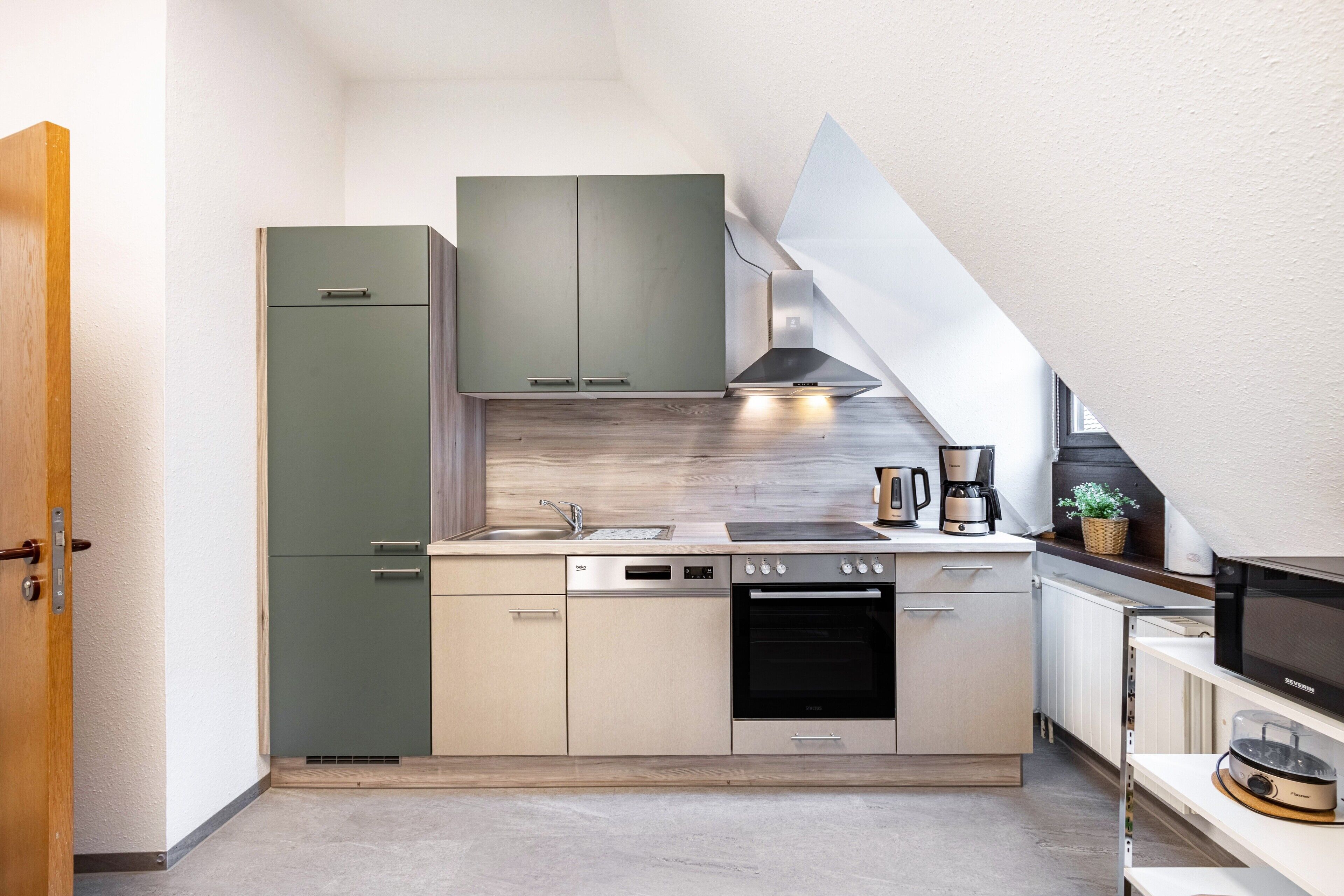 Frigorifero, microonde, forno, piano cottura