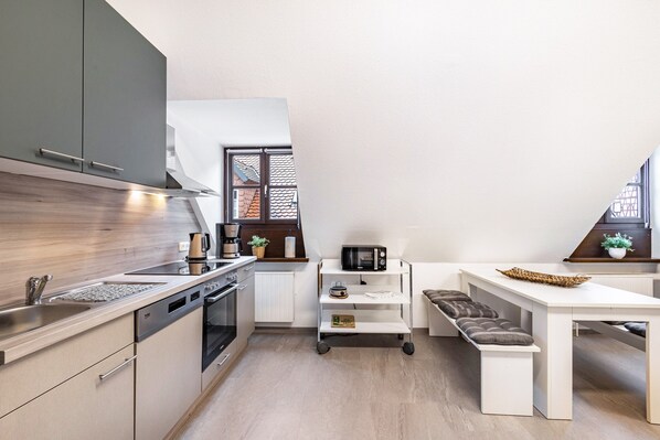 Réfrigérateur, four à micro-ondes, un four, surface de cuisson