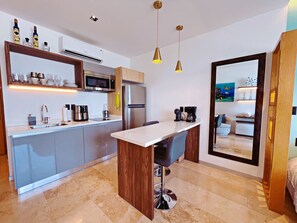 Refrigerador, microondas, cafetera y tetera y utensilios de cocina 