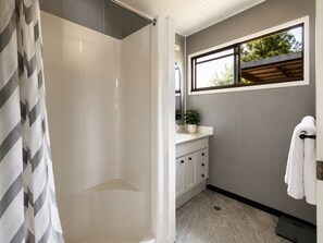 Dusche, Haartrockner, Handtücher
