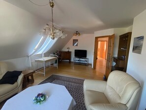 Fernseher, DVD-Player, Stereoanlage