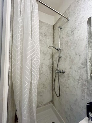 Hair dryer, towels, soap, toilet paper - Cosy studio with terrace at the foot of Paris (Levallois-Perret)