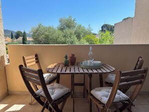 Outdoor dining - Pretty Studio for 4 people 10 min from the beautiful beaches of Saint Cyr sur Mer (Saint-Cyr-sur-Mer)