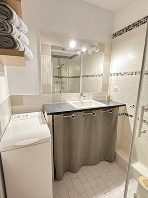 Shower, towels - Pretty Studio for 4 people 10 min from the beautiful beaches of Saint Cyr sur Mer (Saint-Cyr-sur-Mer)