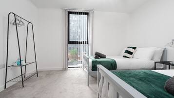 3 bedrooms, desk, iron/ironing board, travel crib