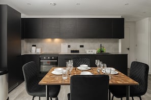Refrigerador, microondas, horno, placa de cocina